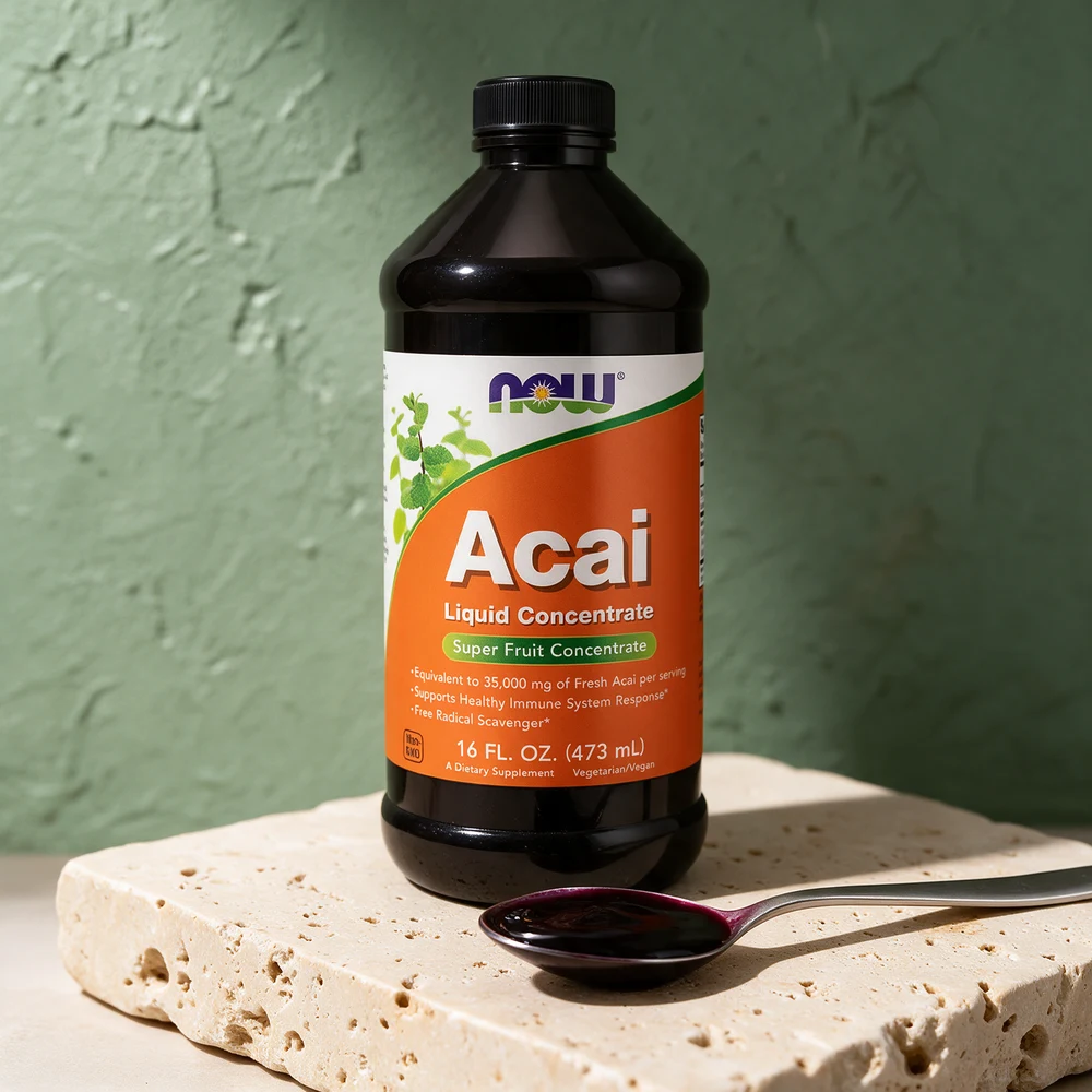NOW Acai Liquid Concentrate på 473 ml og en spiseskje med den mørke væsken