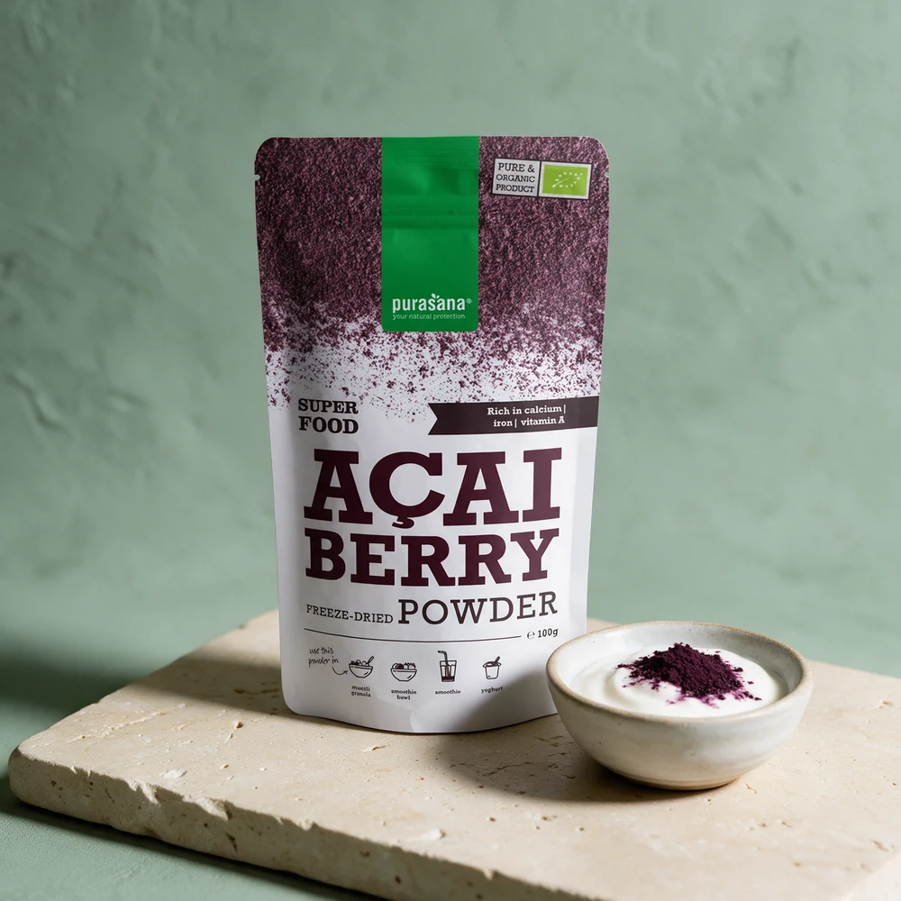 Purasana Acai Berry Powder og finmalt pulver drysset over en liten skål yoghurt