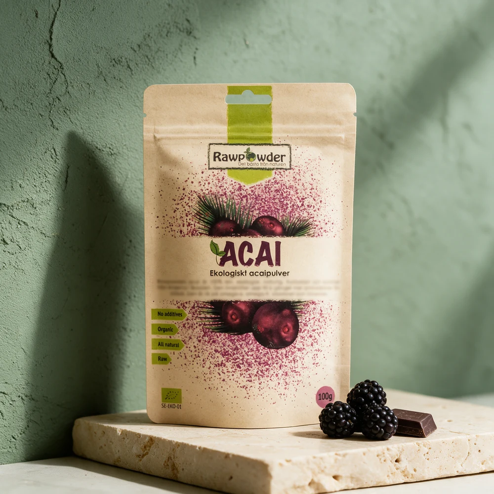 Rawpowder Økologisk Acaipulver, posen på 100 gram, med bjørnebær og en bit sjokolade, smakene pulveret minner om