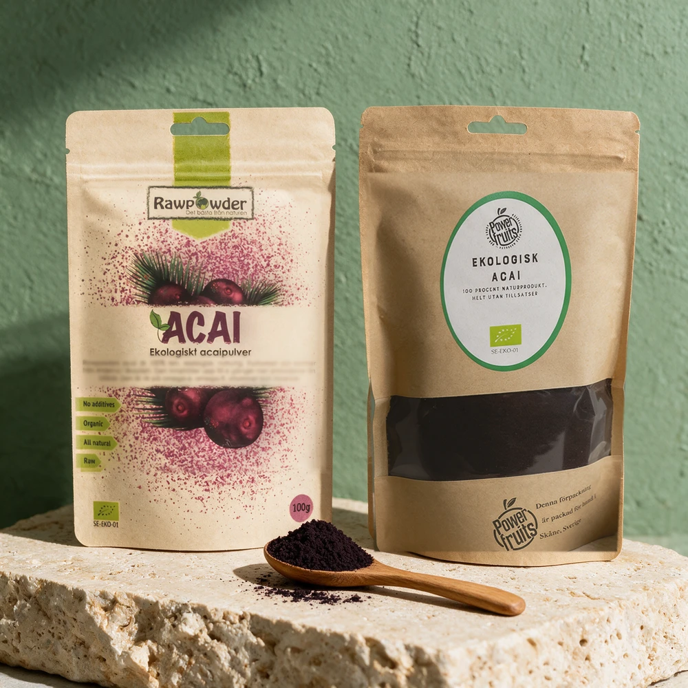 Rawpowder Økologisk Acaipulver og Powerfruits Økologisk Acai, to poser med rent acaipulver og en skje av pulveret