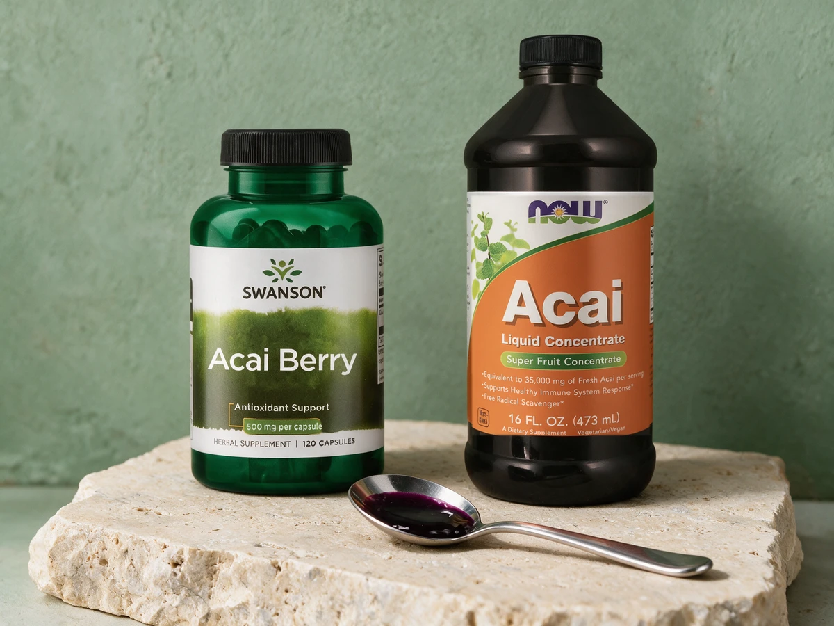 Swanson Acai Berry med 120 kapsler og NOW Acai Liquid Concentrate på 473 ml, med en skje av konsentratet