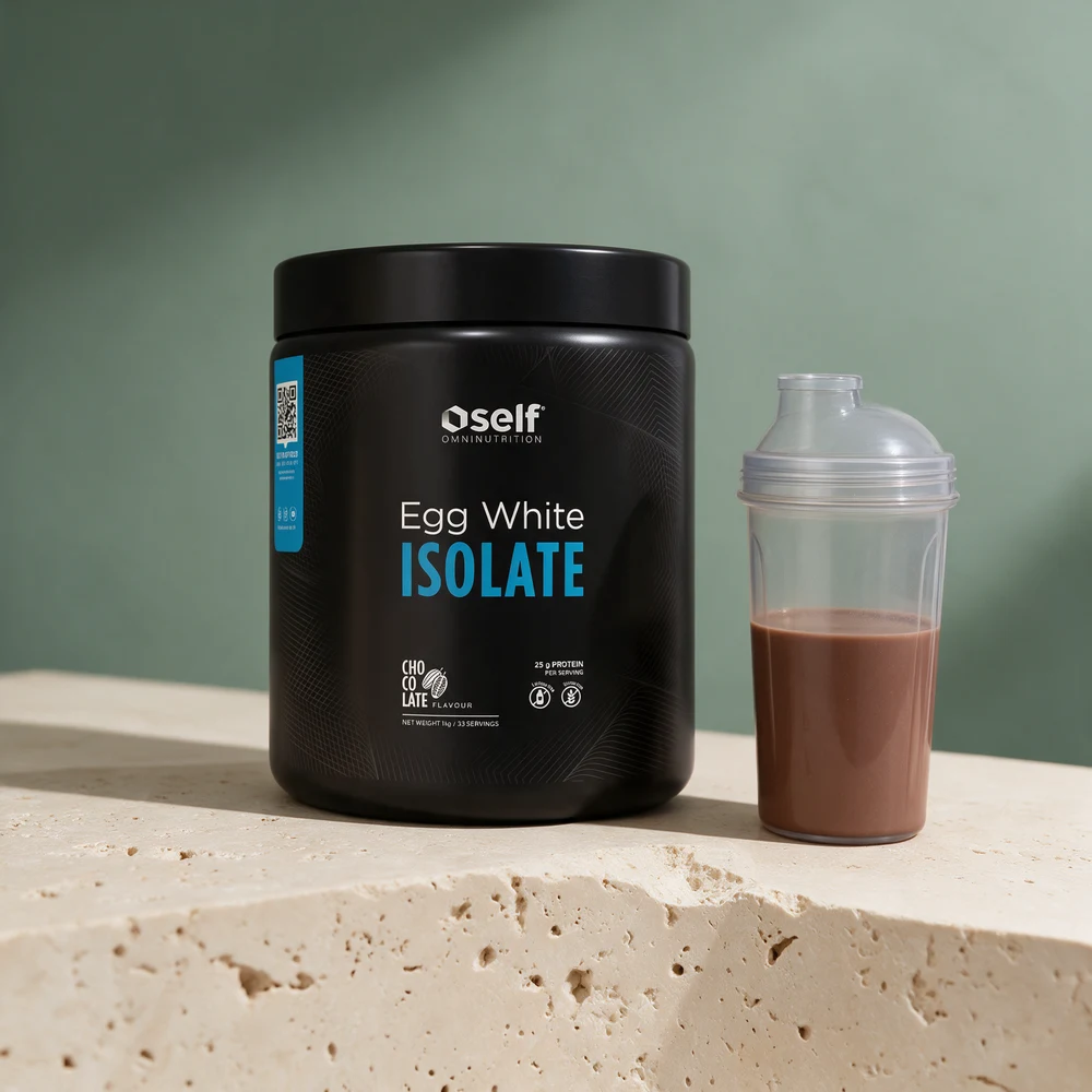 Self Egg White Isolate i sjokoladeversjonen og en ferdigristet sjokoladedrikk i shaker
