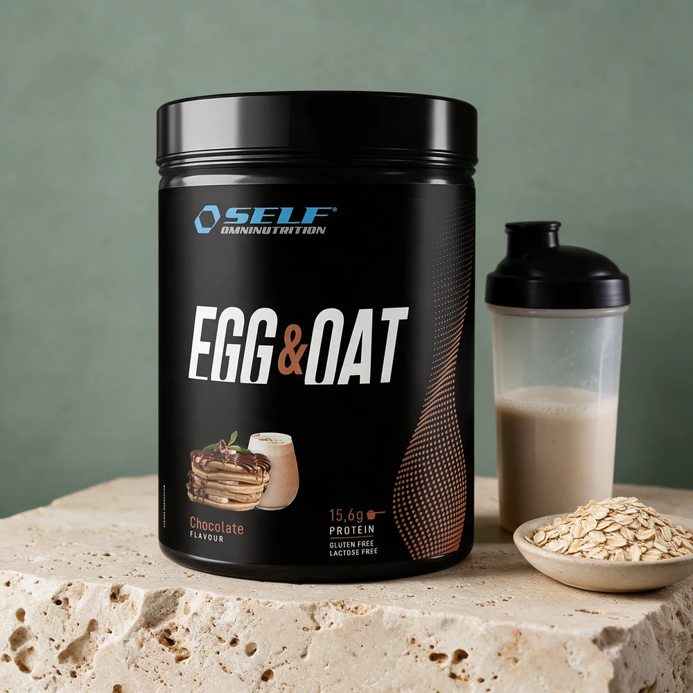 Self Egg & Oat med sjokoladesmak, havregryn i en skål og en shaker