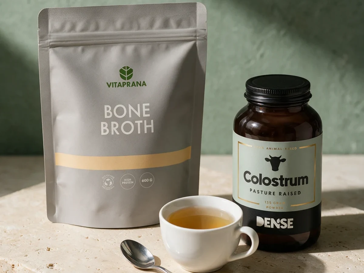 Vitaprana Bone Broth, grå stående pose på 600 gram, og Dense Colostrum, brun glassboks med 135 gram pulver
