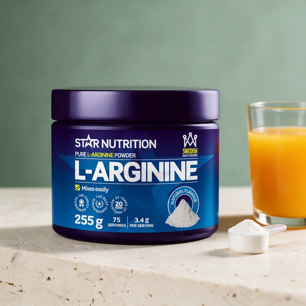 Star Nutrition L-Arginin med måleskje og et glass appelsinjuice