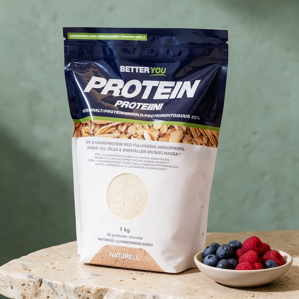 Better You Erte- og havreprotein Naturell, kilopose med en skål bringebær og blåbær