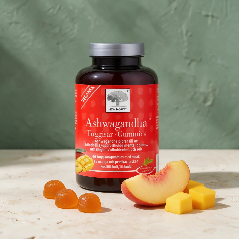 New Nordic Ashwagandha Gummies, 60 gummies, med tre gummies og biter av fersken og mango