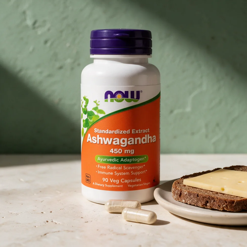 NOW Ashwagandha 450 mg, 90 vegetabilske kapsler, med to kapsler foran boksen
