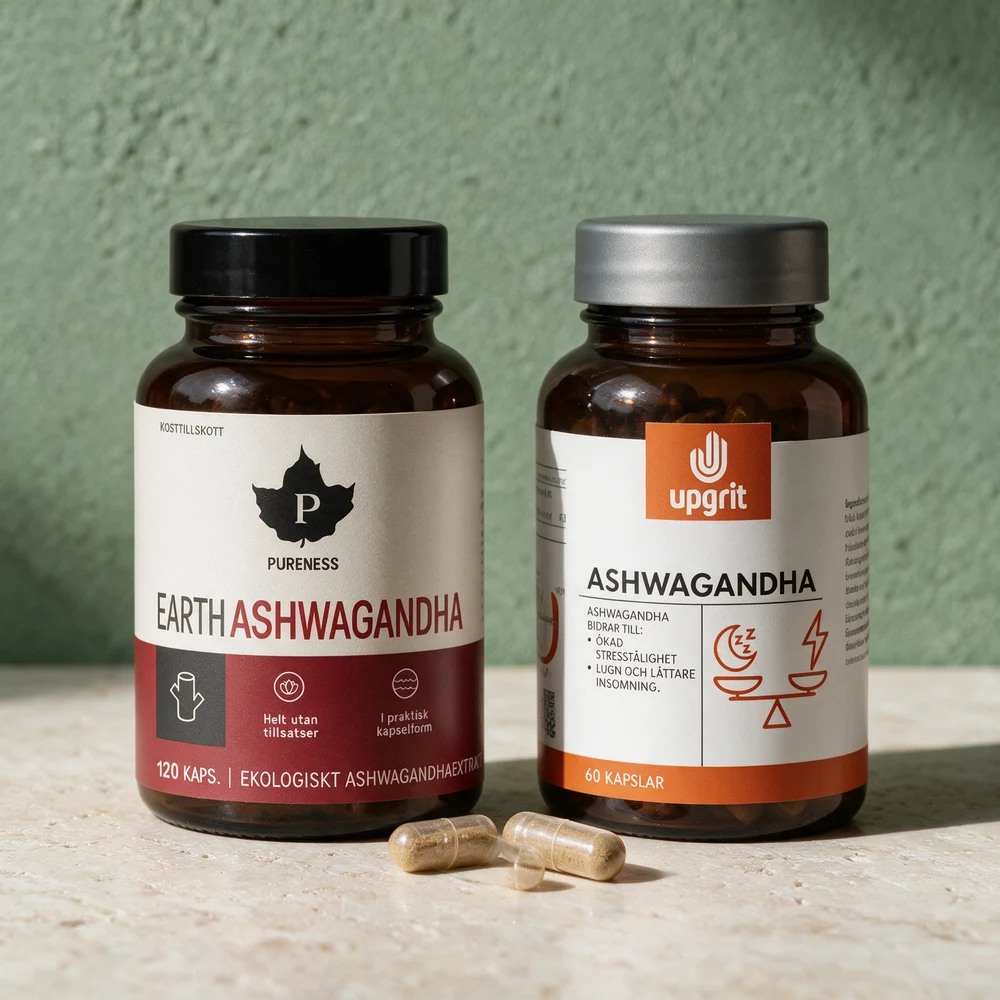 Pureness Earth Ashwagandha og Upgrit Ashwagandha i brune glassbokser, med to gjennomsiktige kapsler fylt med brunt pulver foran