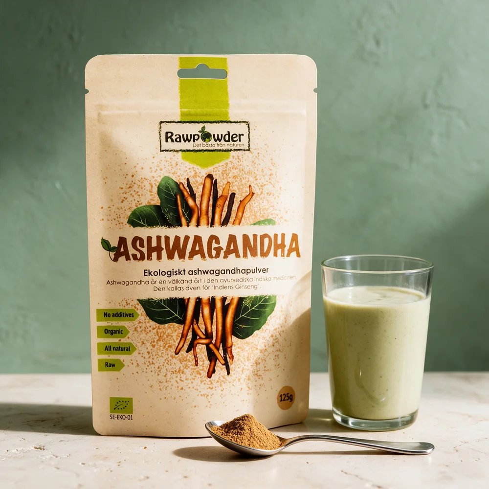 Rawpowder Ashwagandhapulver, pose med 125 gram, med en skje pulver og en smoothie i glass