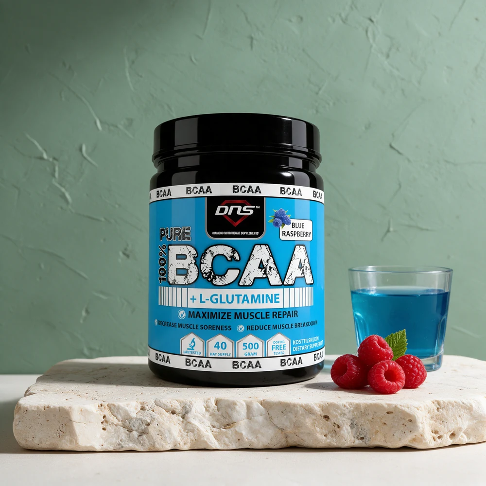 DNS BCAA + L-glutamin i Blue Raspberry og et glass blå drikk