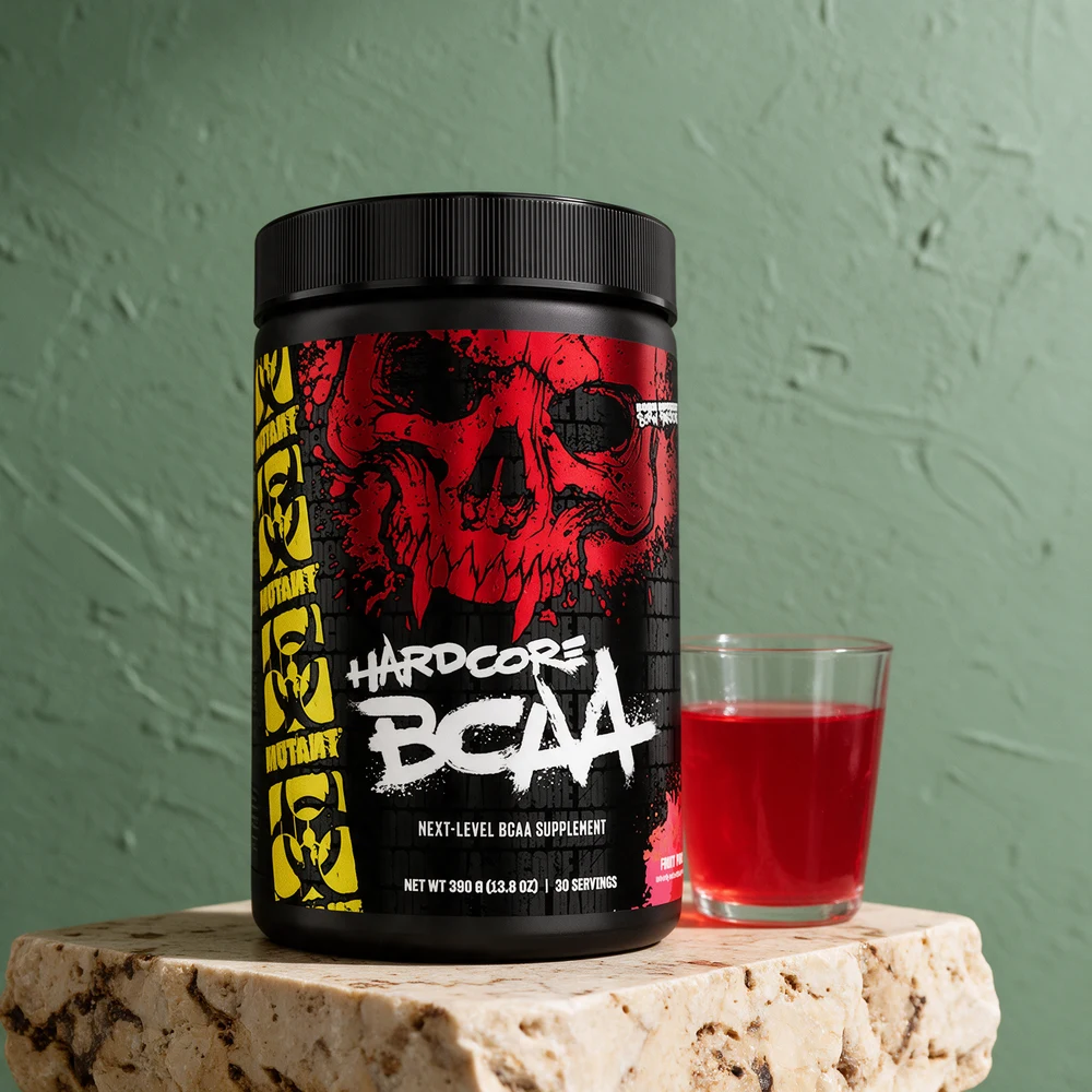 Mutant BCAA Hardcore, svart boks med rød hodeskalle, og en liten porsjon rød drikk