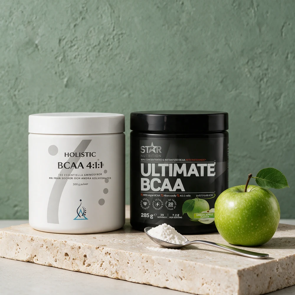 Holistic BCAA og Star Nutrition Ultimate BCAA, to rene 4:1:1-pulver, med en skje hvitt pulver