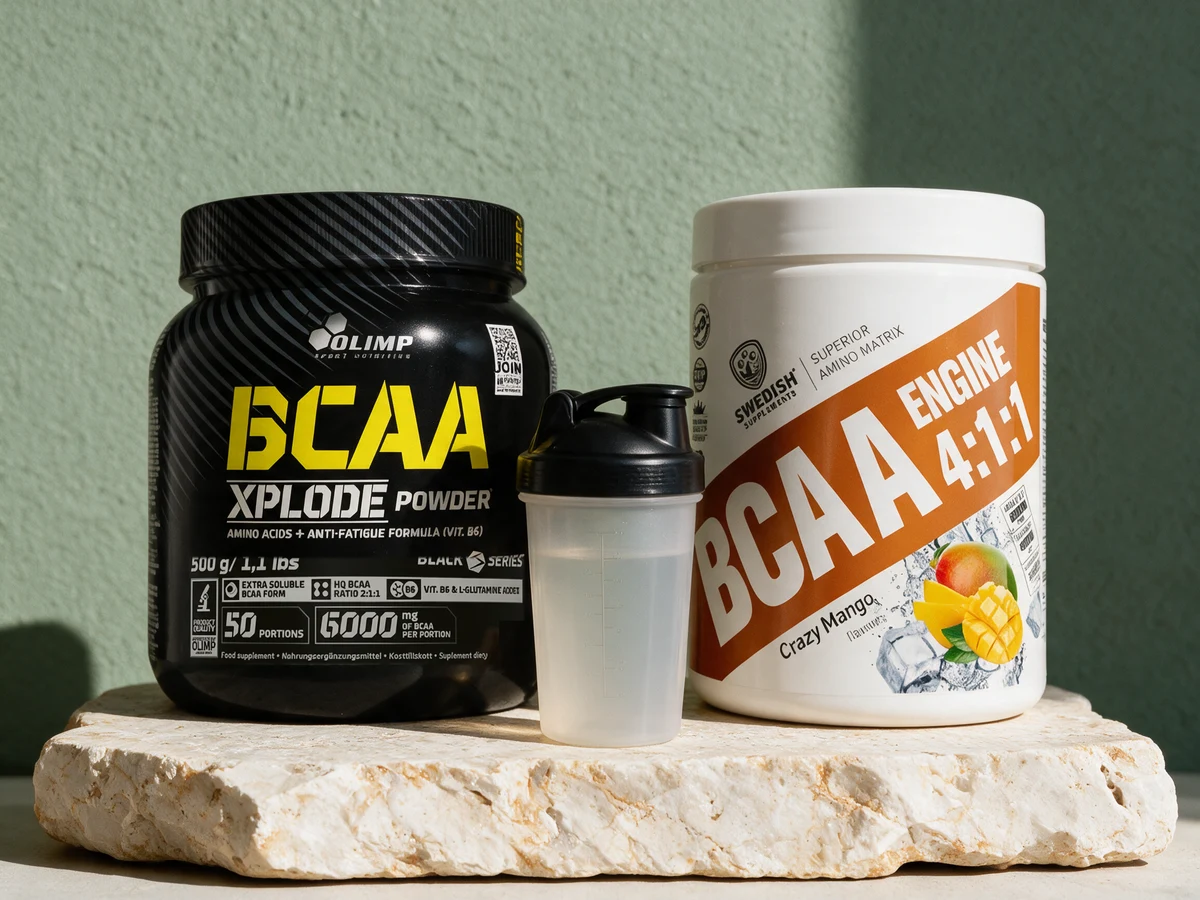 Olimp BCAA Xplode og Swedish Supplements BCAA Engine med en shaker mellom boksene