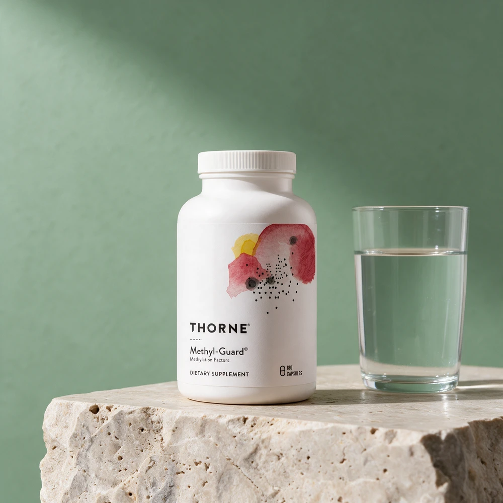 Thorne Methyl-Guard i hvit boks med et rødt og gult akvarellmotiv, merket «180 capsules»