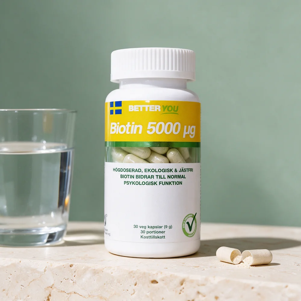 Better You Premium Biotin med en åpnet kapsel, litt pulver og et vannglass