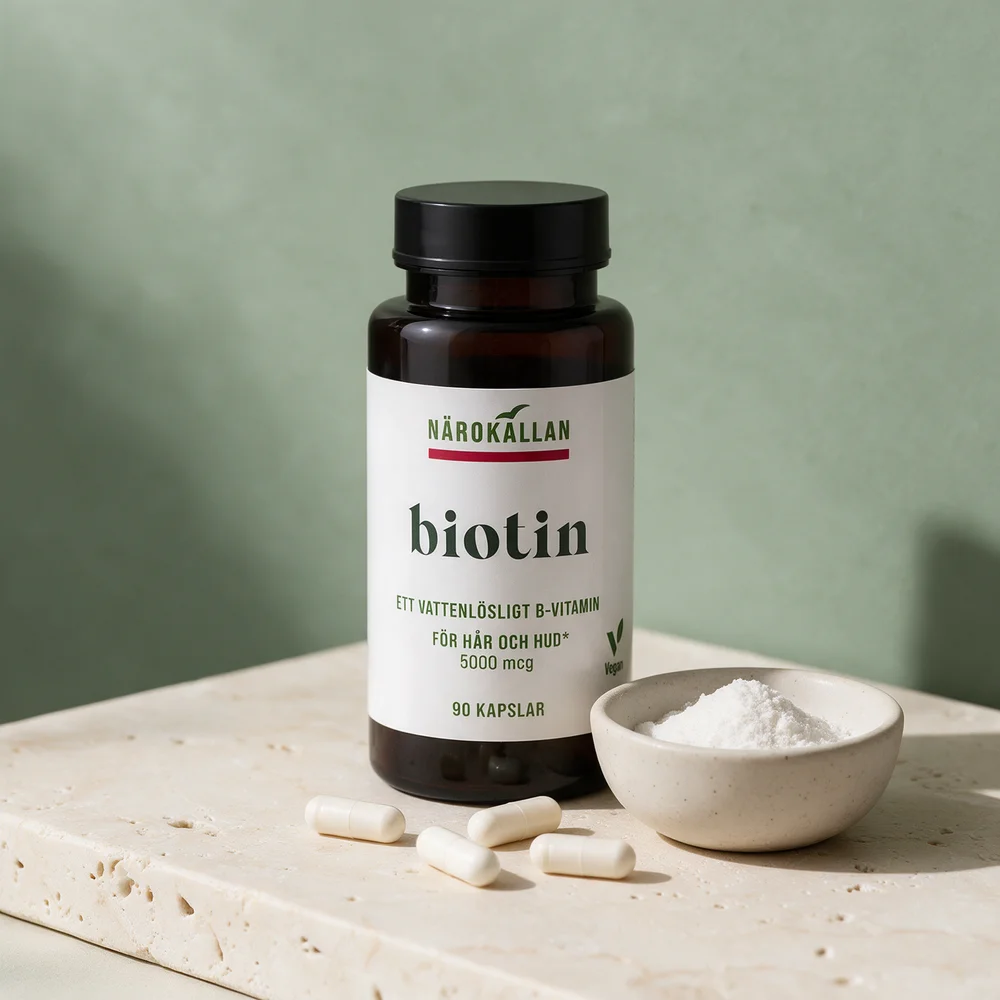 Närokällan Biotin 5000 mcg med kapsler og en skål hvitt pulver