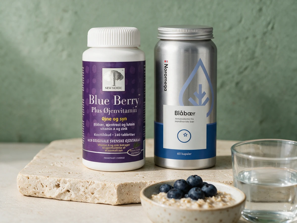 New Nordic Blue Berry Plus, hvit boks med 240 tabletter, og Noromega Blåbær, sølvfarget metallboks med 60 kapsler