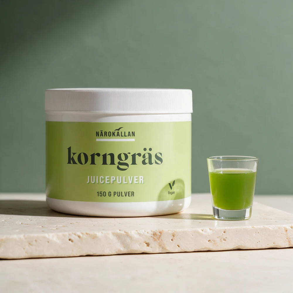 Närokällan Byggressjuice, bred hvit boks med lysegrønn etikett merket «150 G PULVER» og «Vegan»
