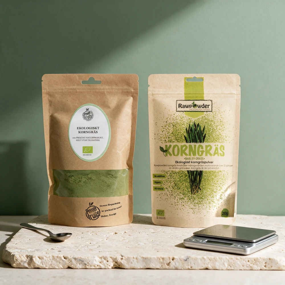 Powerfruits Byggress og Rawpowder Byggress i kraftpapirposer, med en teskje og en liten kjøkkenvekt foran