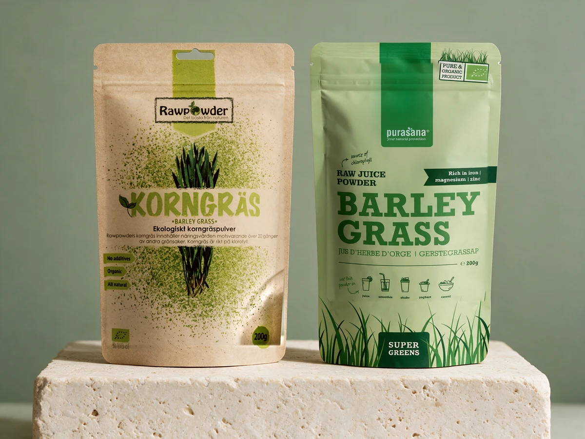 Rawpowder Byggress, kraftpapirpose med økologilogo, og Purasana Barley Grass, lysegrønn pose merket «Pure & organic product»