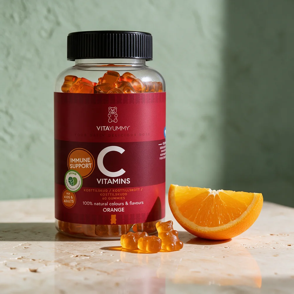VitaYummy Vitamin C Gummies med appelsin, gjennomsiktig boks med oransje gummibjørner og tre bjørner foran