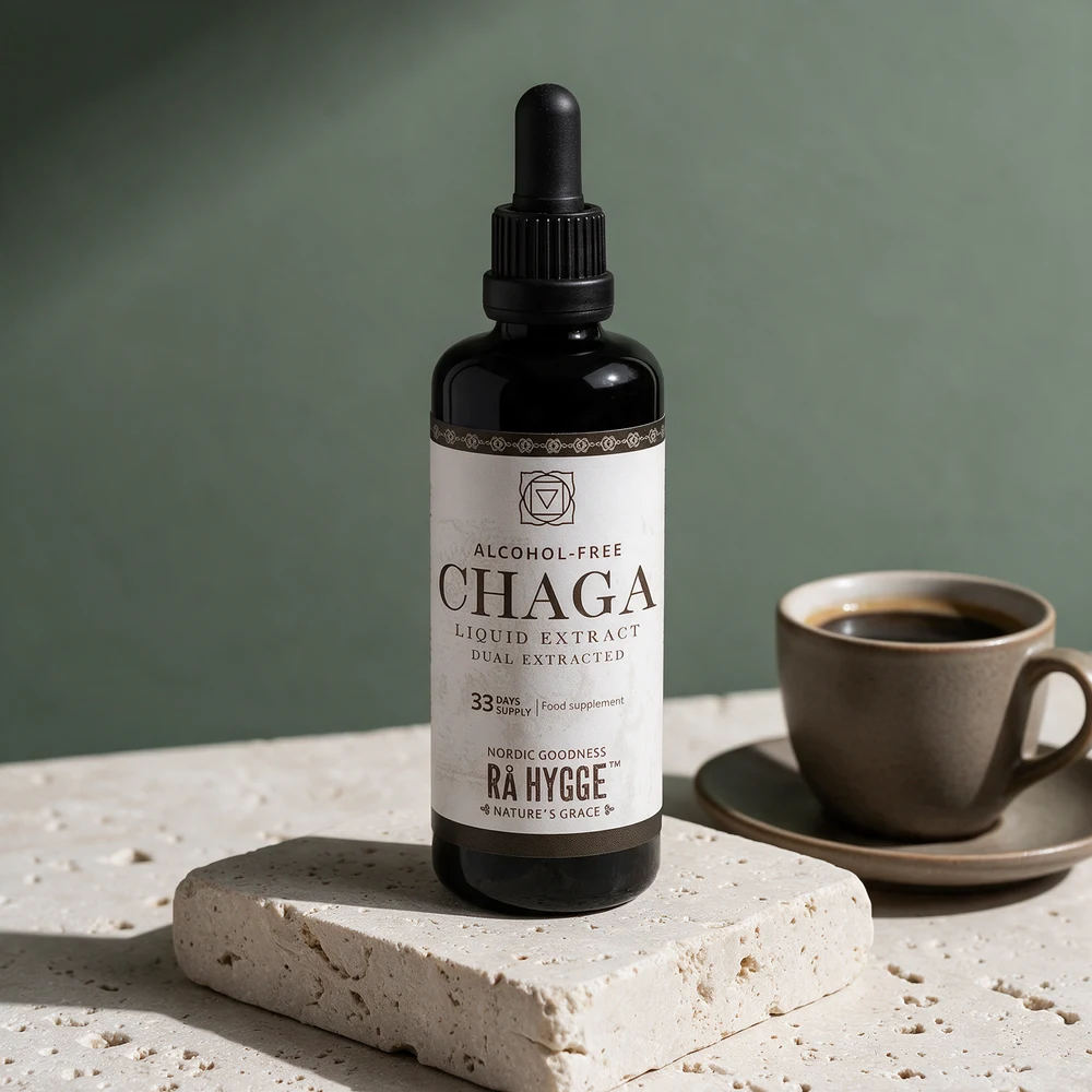 Rå Hygge Alkoholfri Chaga i mørk glassflaske med pipette i lokket