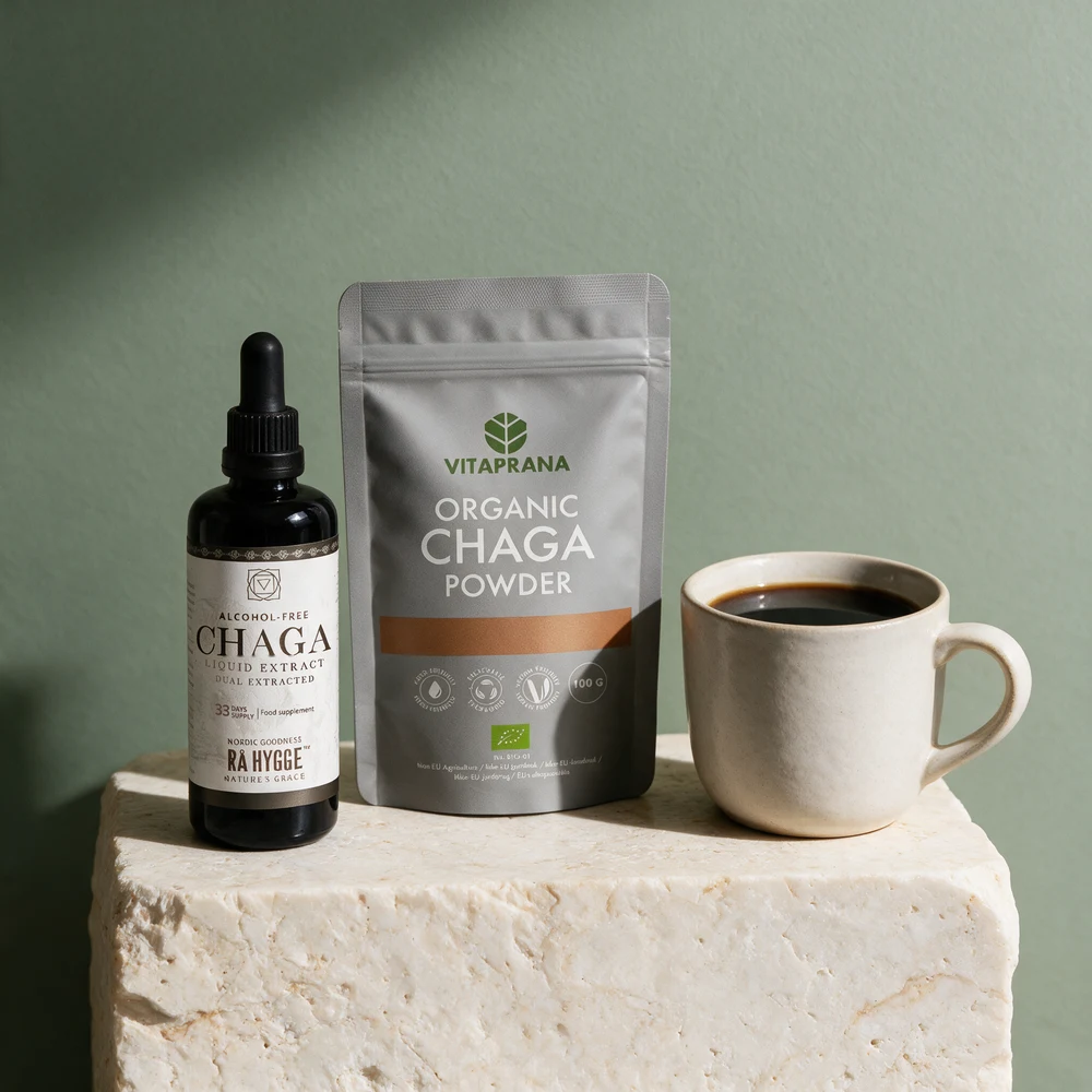 Rå Hygge Alkoholfri Chaga i glassflaske med pipette og Vitaprana Organic Chaga Powder i pose