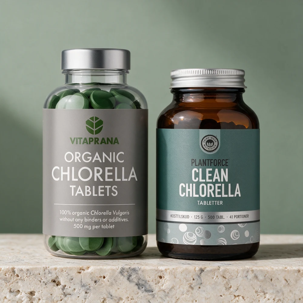 Vitaprana Økologisk Chlorella og Plantforce Chlorella side om side på en travertinblokk