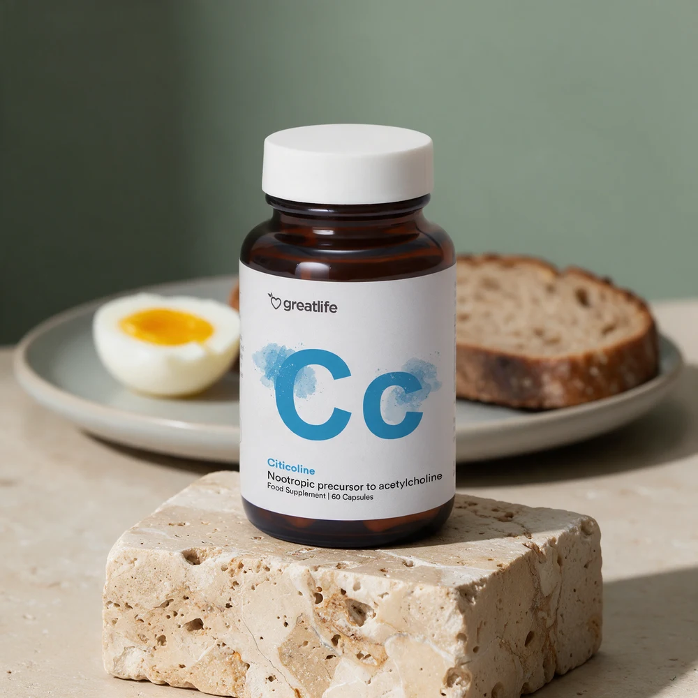 Greatlife Citicoline i brun glasskrukke med 60 kapsler, ved et frokostfat med egg og brød