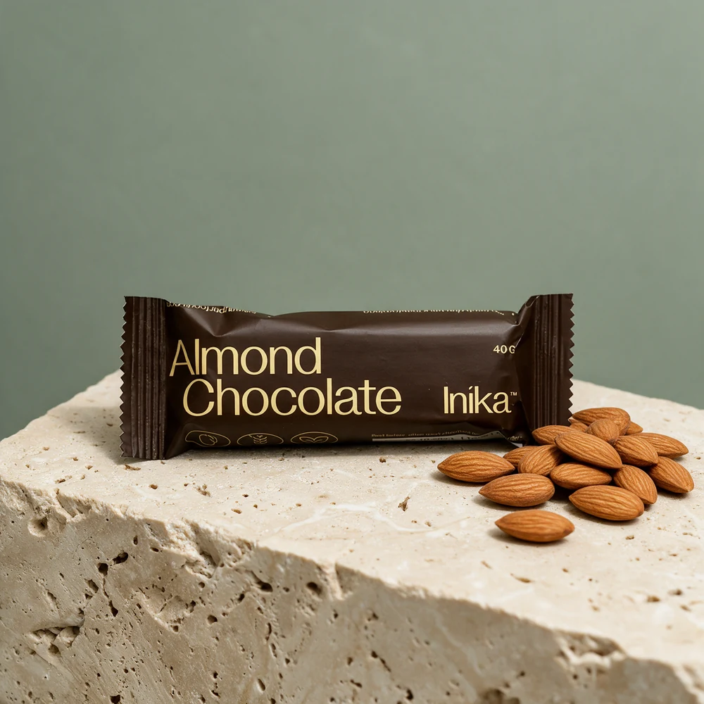 Inika Almond Chocolate, én bar på 40 gram, ved hele mandler