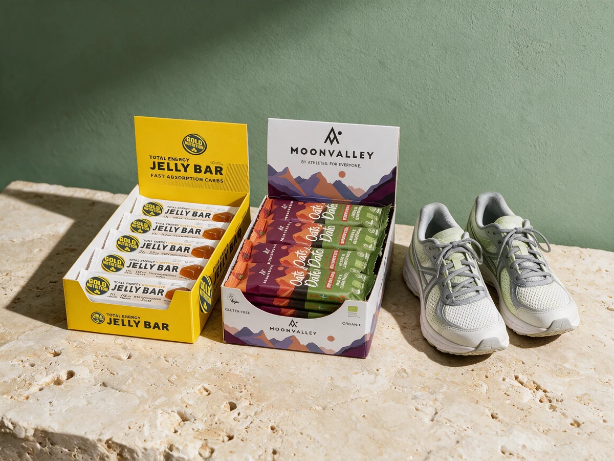 Gold Nutrition Jelly Bar med femten barer og Moonvalley Oats & Dates med tolv, i åpne esker