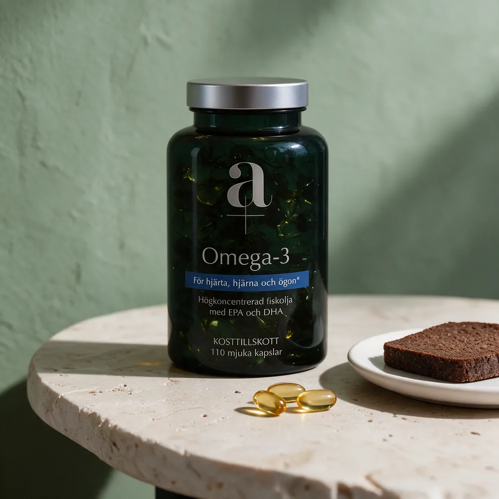 A+ Omega-3 med tre myke, gylne kapsler foran den tonede boksen