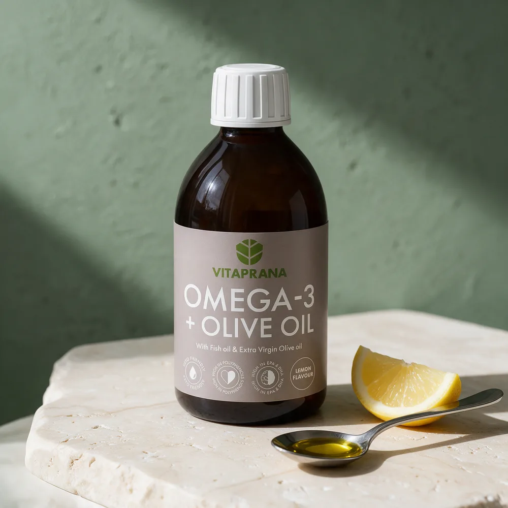 Vitaprana Omega-3 + Olivenolje med en teskje olje og en sitronbåt