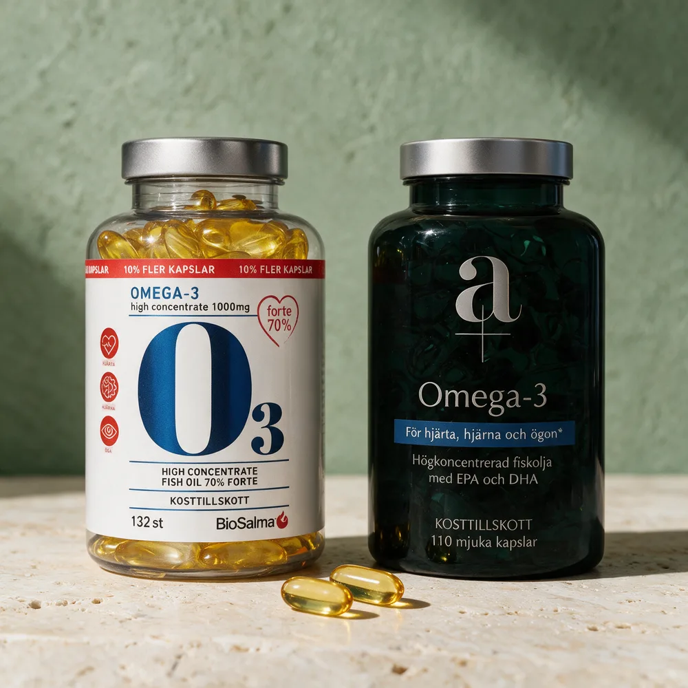 BioSalma Omega3 Forte 70 % og A+ Omega-3 med to kapsler av samme størrelse foran boksene