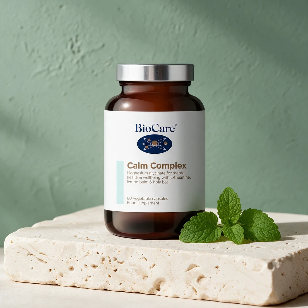 BioCare Calm Complex i glasskrukke, etiketten oppgir magnesiumglycinat med L-teanin, sitronmelisse og hellig basilikum og 60 vegetabilske kapsler