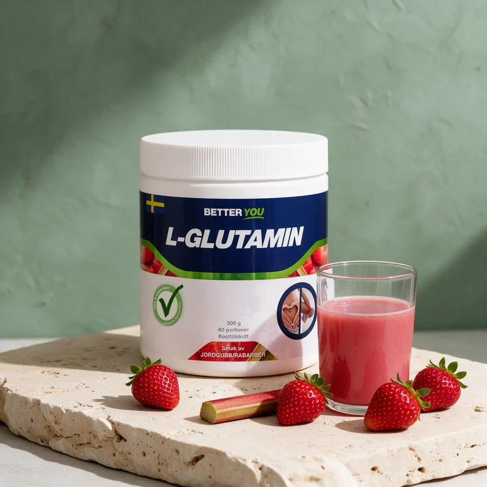 Better You L-glutamin med smak av jordbær og rabarbra, hvit boks på 300 g, jordbær, en rabarbrastilk og et glass rosa drikk