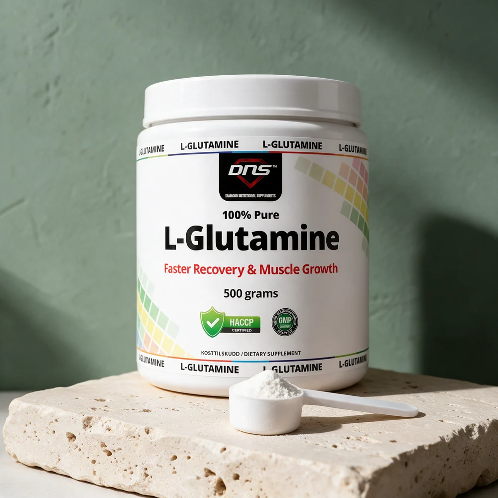 DNS 100% L-Glutamine, hvit boks på 500 gram, med en scoop hvitt pulver foran