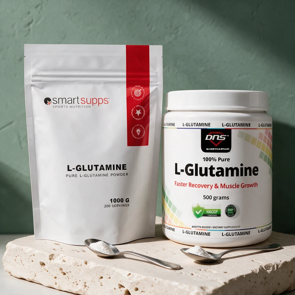 SmartSupps 100% L-glutamine, hvit pose på 1000 g, og DNS 100% L-Glutamine, hvit boks på 500 g, med en skje hvitt pulver foran hver