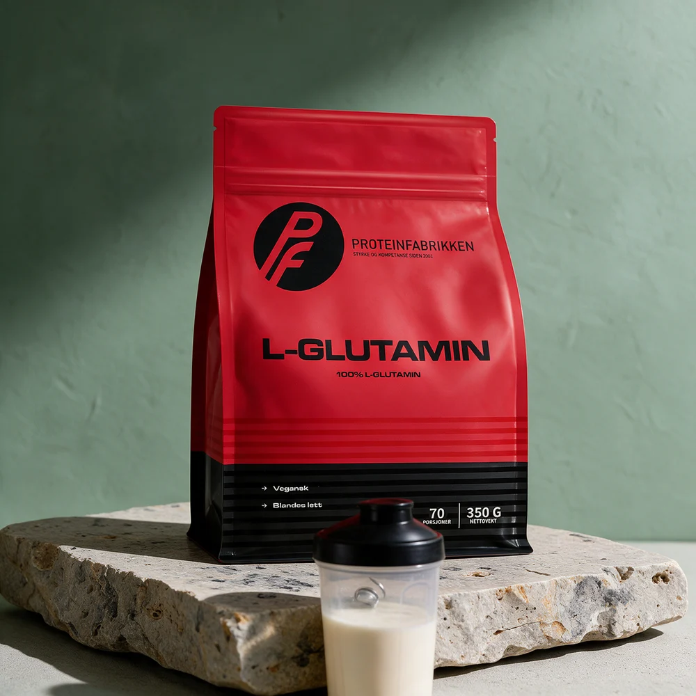 Proteinfabrikken L-glutamin, rød pose på 350 g merket «70 porsjoner», og en shaker med lys drikk foran
