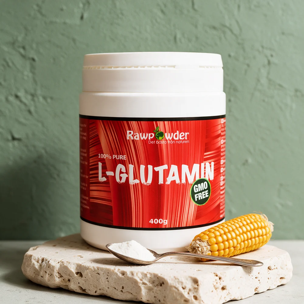 Rawpowder L-Glutamin, hvit boks med rød etikett merket «GMO FREE», en skje med pulver og en maiskolbe
