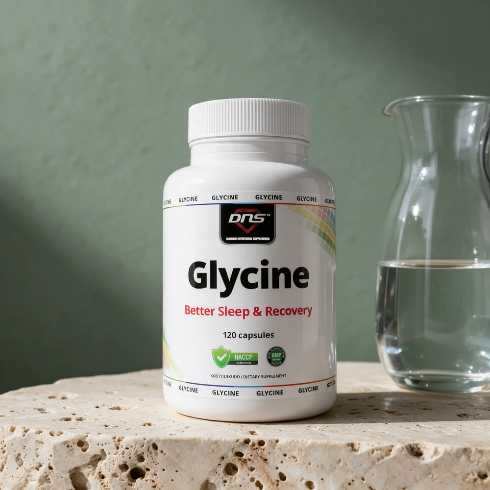 DNS Glycine Kapsler, boks med 120 kapsler, og en karaffel vann
