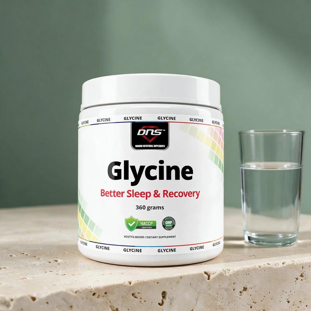 DNS Glycine Powder, boks med 360 gram, og et glass vann til porsjonen