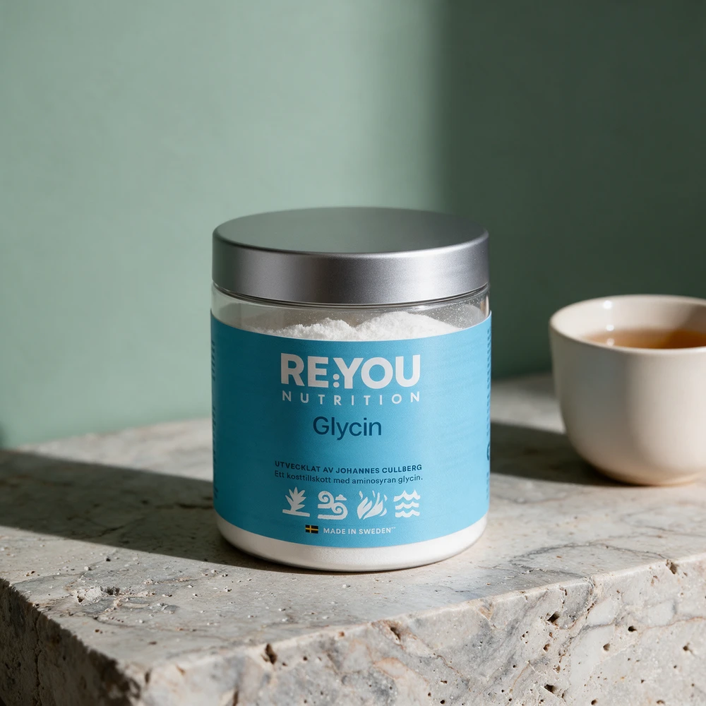 RE:YOU Glycin i gjennomsiktig boks der det hvite pulveret synes over etiketten, og en kopp te