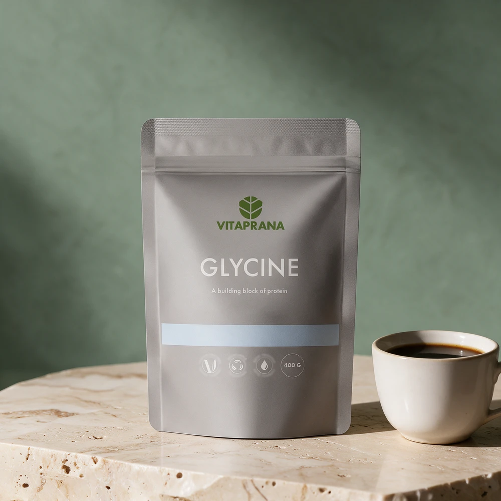Vitaprana Glycine i stående pose på 400 gram og en kopp svart kaffe