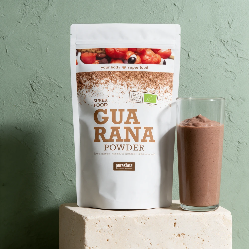 Purasana Guarana Powder, hvit pose på 100 g, ved et høyt glass brun smoothie