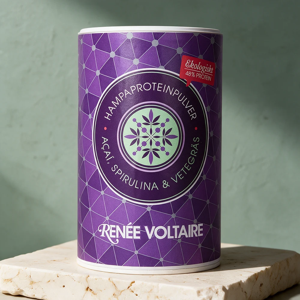Renée Voltaire Hampaproteinpulver, lilla papprør merket «Açaí, spirulina & vetegräs» og «Ekologiskt 48% protein»