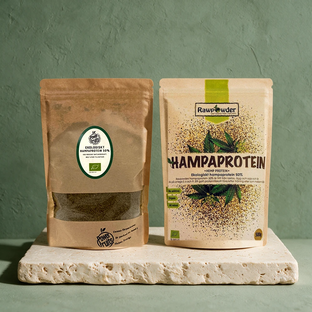 Powerfruits Hampprotein 50 % i brun papirpose med innsynsvindu og Rawpowder Hampprotein i lys papirpose, begge merket 50 % protein