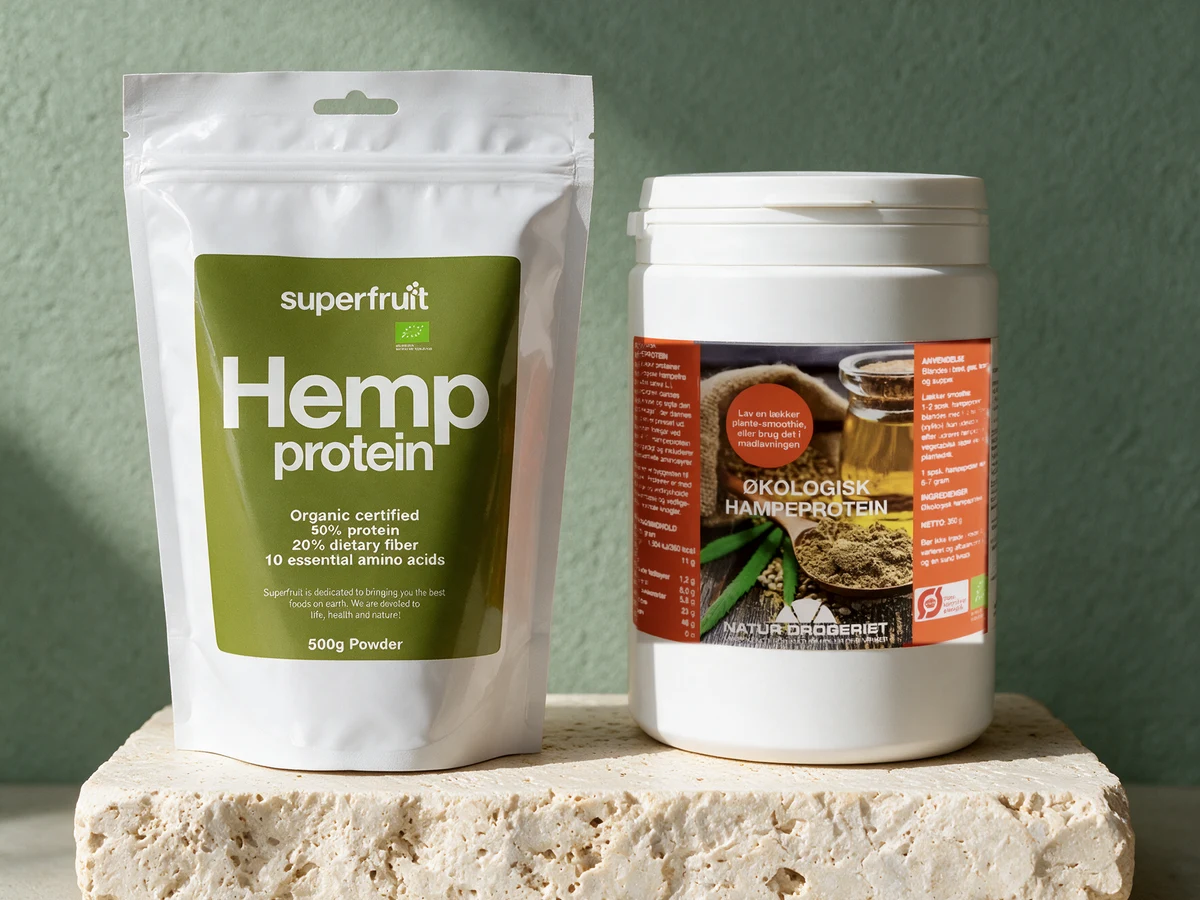 Superfruit Hemp protein i hvit pose og Natur Drogeriet Økologisk Hampeprotein i hvit plastboks med oransje etikett