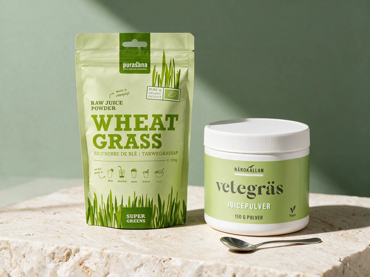 Purasana Wheat Grass Juice og Närokällan Hvetegressjuice med en teskje foran boksen